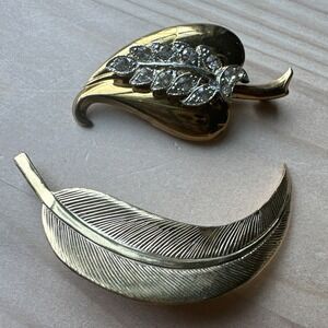 VTG 2‎ Leaf Feather Design Pins Brooches 2" Gold Tone One with Clear Rhinestones